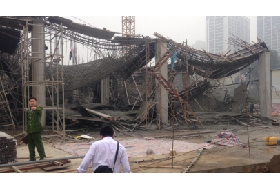 Hà Nội: Sập giàn giáo công trình xây dựng khiến 3 người chết, nhiều người bị thương